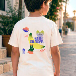 Achterkant van kinder T-shirt met grote “The Game Changer club” print met banaan en speelse figuurtjes, gedragen door een jongen