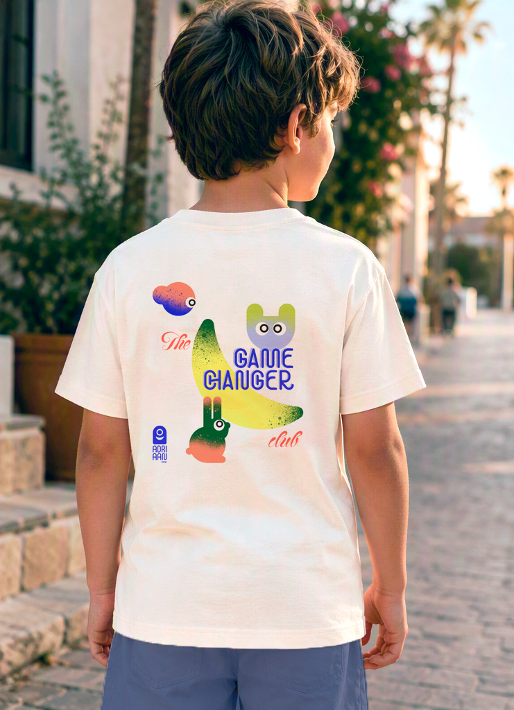 Achterkant van kinder T-shirt met grote “The Game Changer club” print met banaan en speelse figuurtjes, gedragen door een jongen