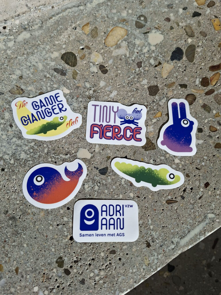 Set kleurrijke stickertjes met speelse figuren van de Game Changer Club en Adriaan VZW